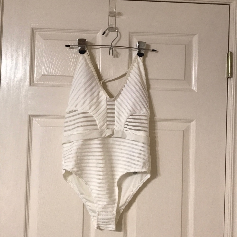 🆕 Sarin Mathews one piece swim suit.